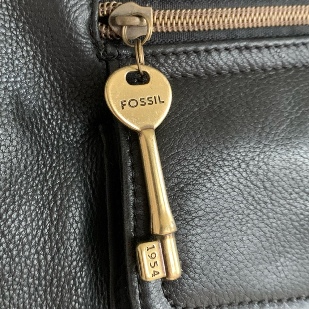 Vintage Fossil Black Soft Leather Shoulder Bag Zipper 90’s Y2K + Brass Key Charm - Picture 4 of 13